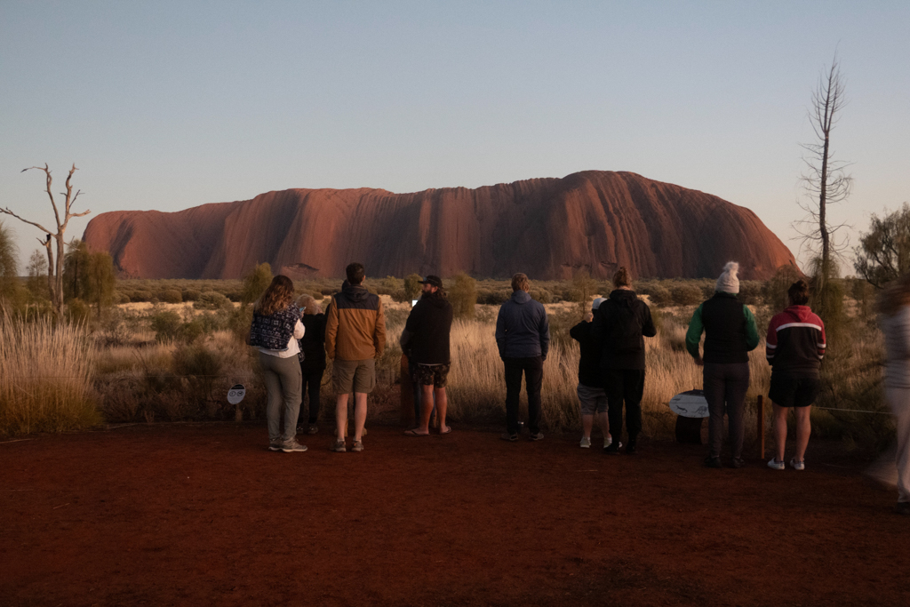 So sieht es zum Sonnenaufgang am Uluru aus.