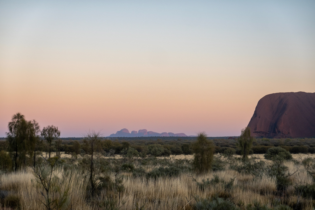 Kurz vor dem Sonnenaufgang am Uluru mit Blick auf die Olgas im Hintergrund