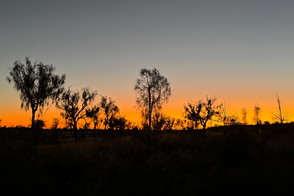 Kurz vor Sonnenaufgang am Uluru mit Blick auf die kommende Sonne