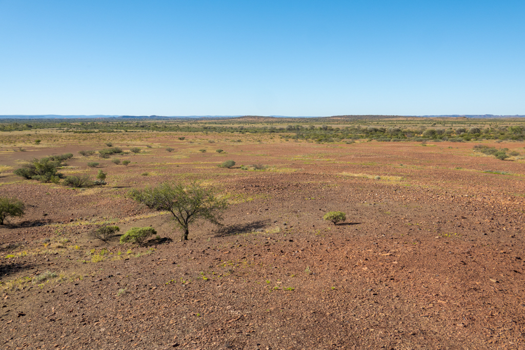 Aussicht auf die weite Ebene bei den Henbury Meteorite Craters