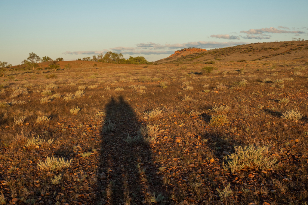 JoMa Schatten in der Abendstimmung über die weite Ebene bei den Henbury Meteorite Craters
