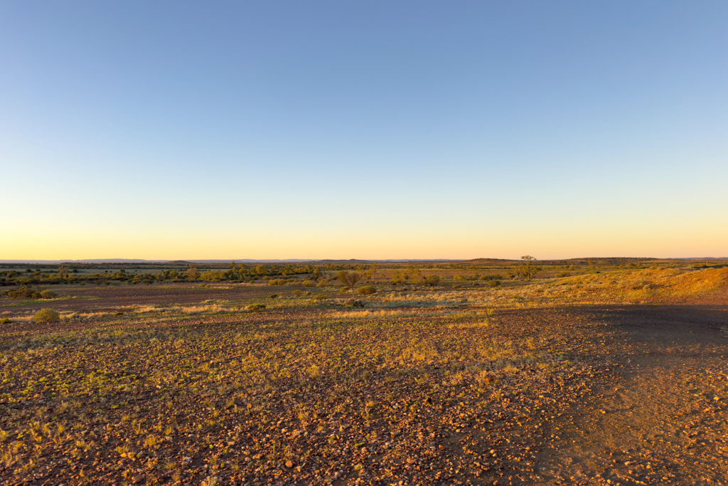 Abendstimmung über die weite Ebene bei den Henbury Meteorite Craters