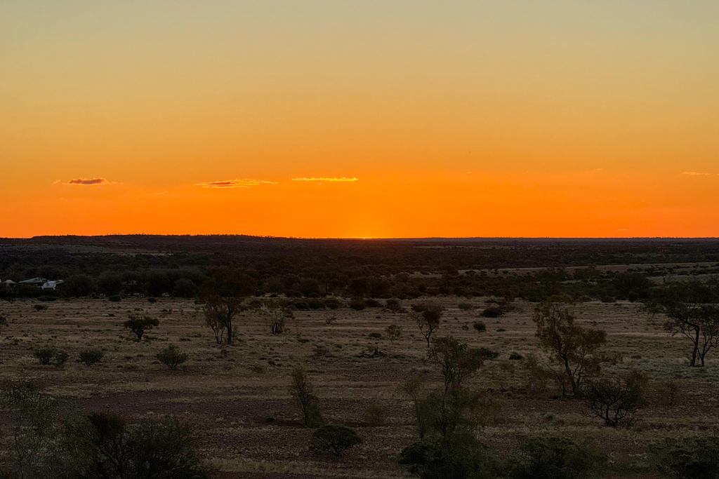 Abendrot über der weiten Ebene bis an den Horizont