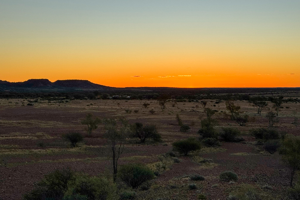 Abendrot über dem Kings Canyon, vorne die weite Ebene bis an den Horizont