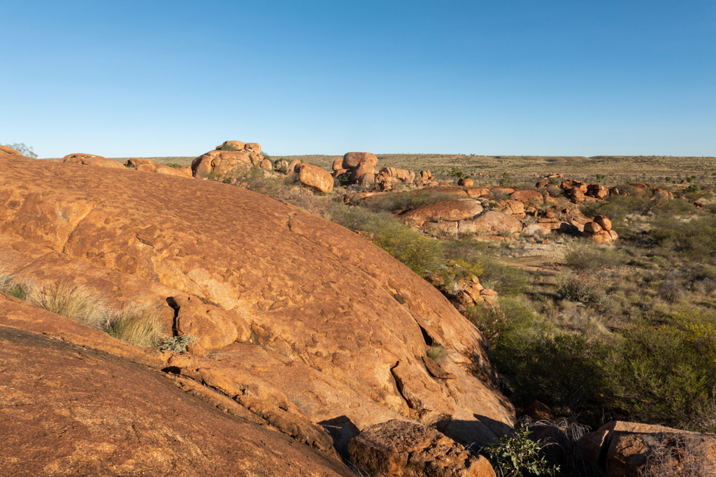 Die weite Landschaft bei den Devils Marbles in der Nachmittagssonne