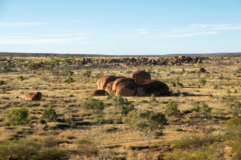 Die weite Landschaft bei den Devils Marbles in der Nachmittagssonne