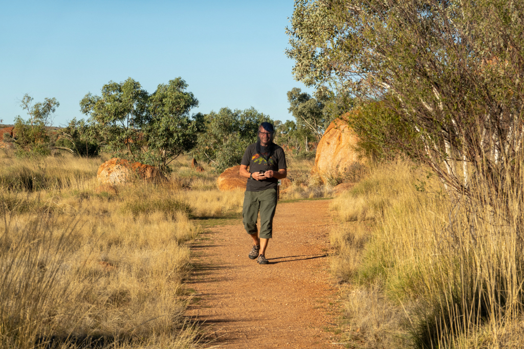 Mit Jo und seinem Fliegennetz auf dem Kopf bei den Devils Marbles unterwegs