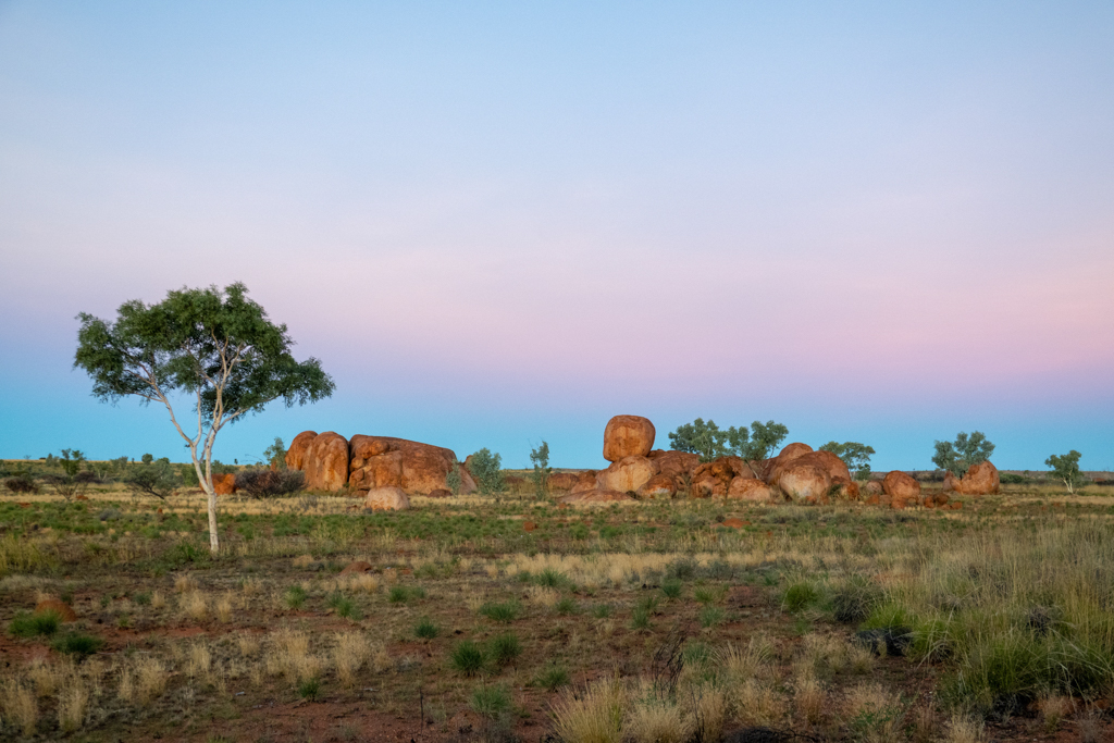 Die Devils Marbles beim letzten Sonnenlicht des Tages