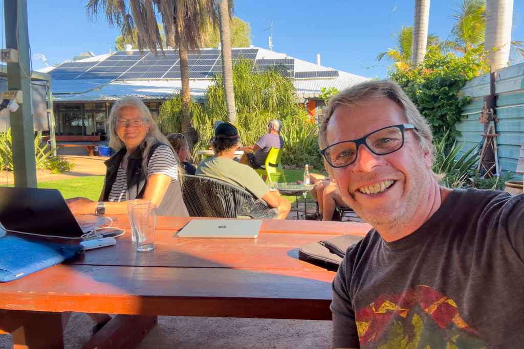 Wir legen beim Devils Marbles Roadhouse eine Arbeitspause ein
