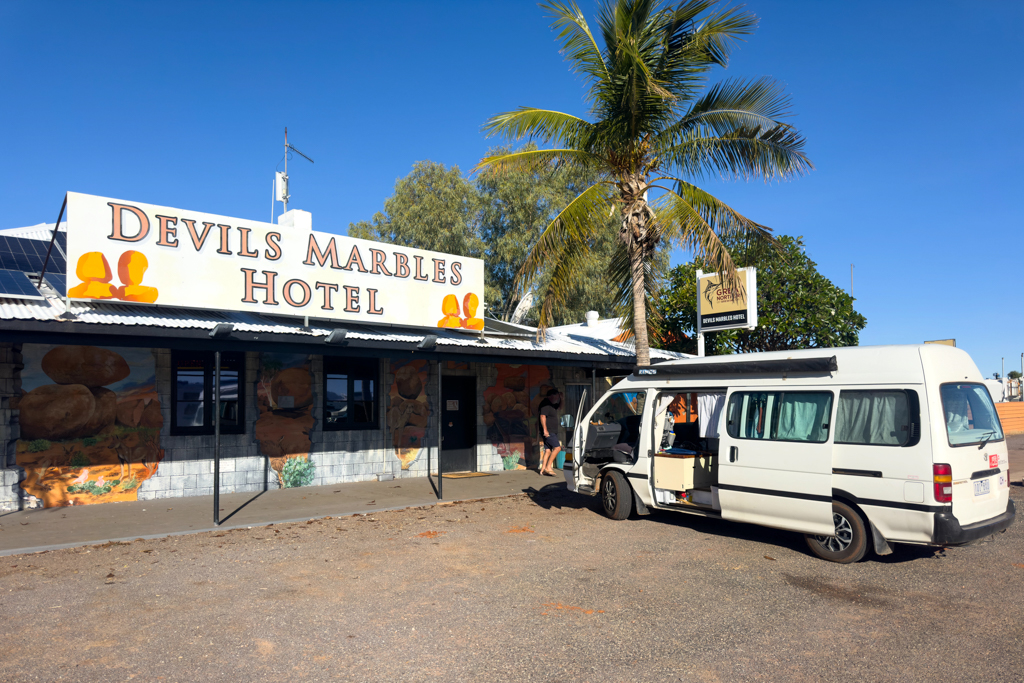 Wir legen beim Devils Marbles Roadhouse eine Arbeitspause ein