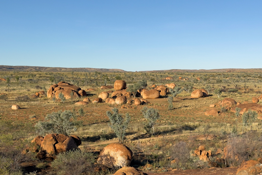 Die weite Landschaft bei den Devils Marbles in der Nachmittagssonne