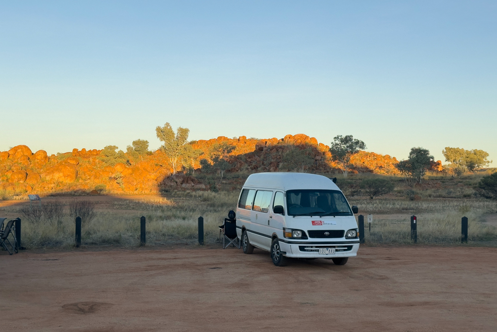 Das letzte Sonnenlicht erleuchtet noch die Devils Marbles hinter unserem Stellplatz