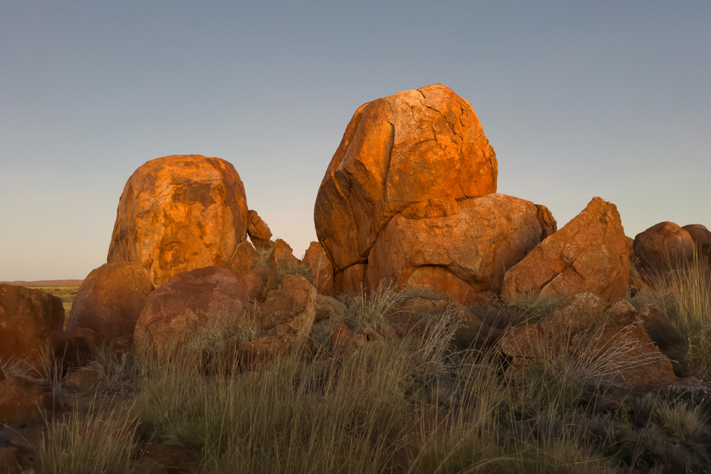 Bei den Devils Marbles beim letzten Sonnenlicht