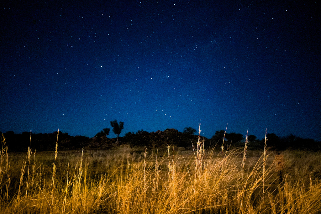 Die Wüstenlandschaft und der Himmel über den Devils Marbles bei Nacht