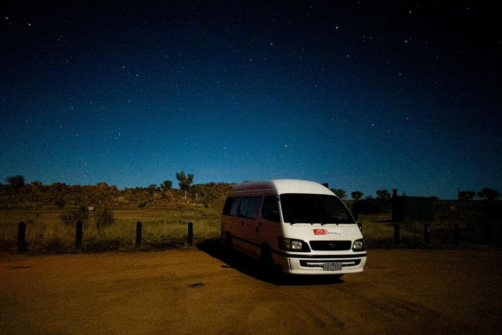 Eneli bei Nacht bei den Devils Marbles