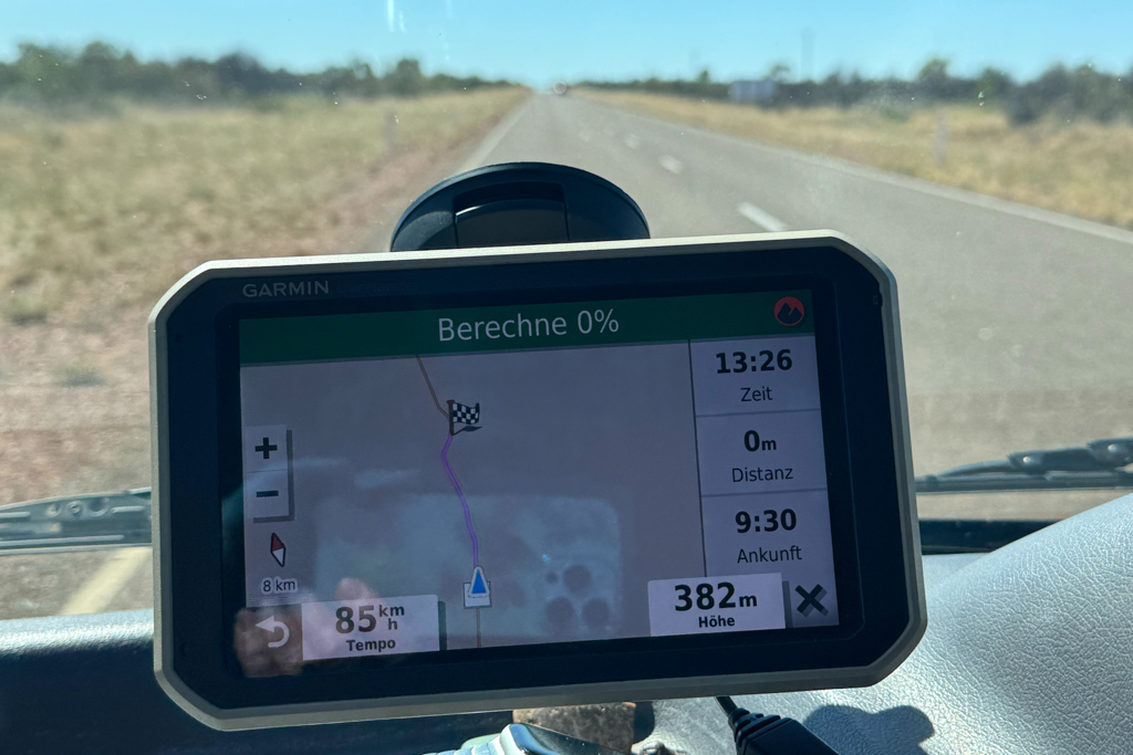 Da, unser Navi hat seine Spur verloren. Aber es geht ja immer nur gerade aus :-)