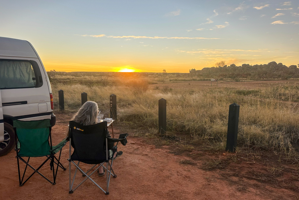 Mit Kafi und Zmorge beim Sonnenaufgang bei den Devils Marbles