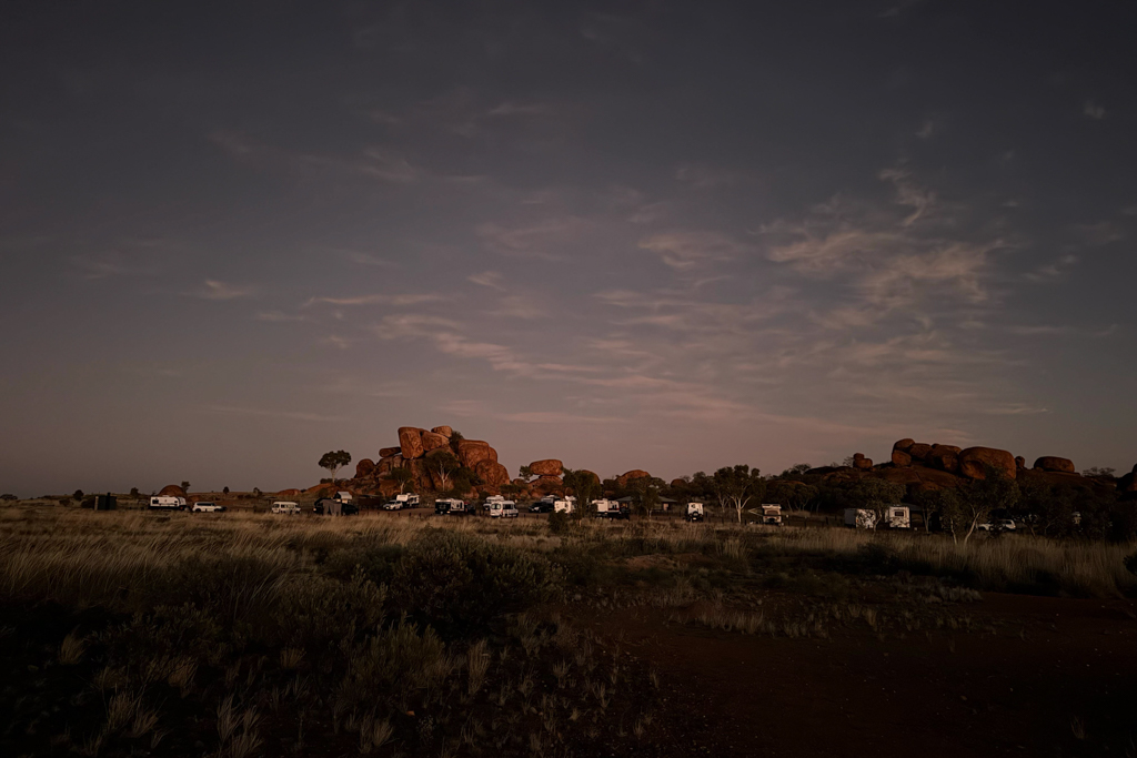 Devils Marbles, unser Campground bei Nacht. Wir sind die links die Kleinen...