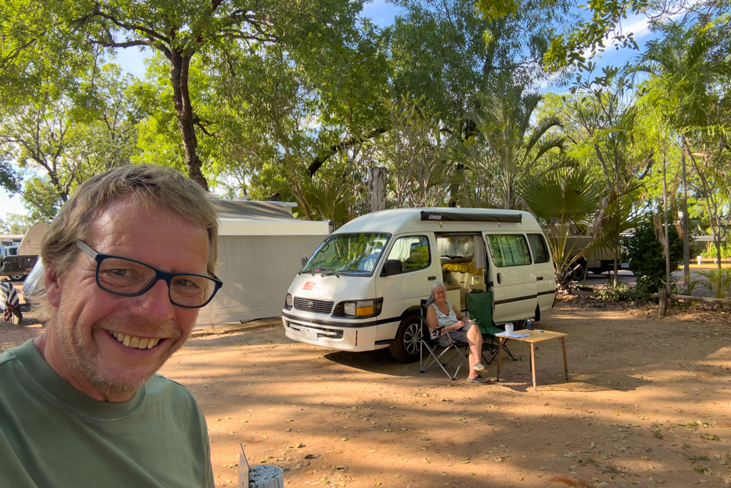 Nach dem zweiten Anlauf sind wir in Katherine sehr zu frieden mit unserem schattigen Stellplatz