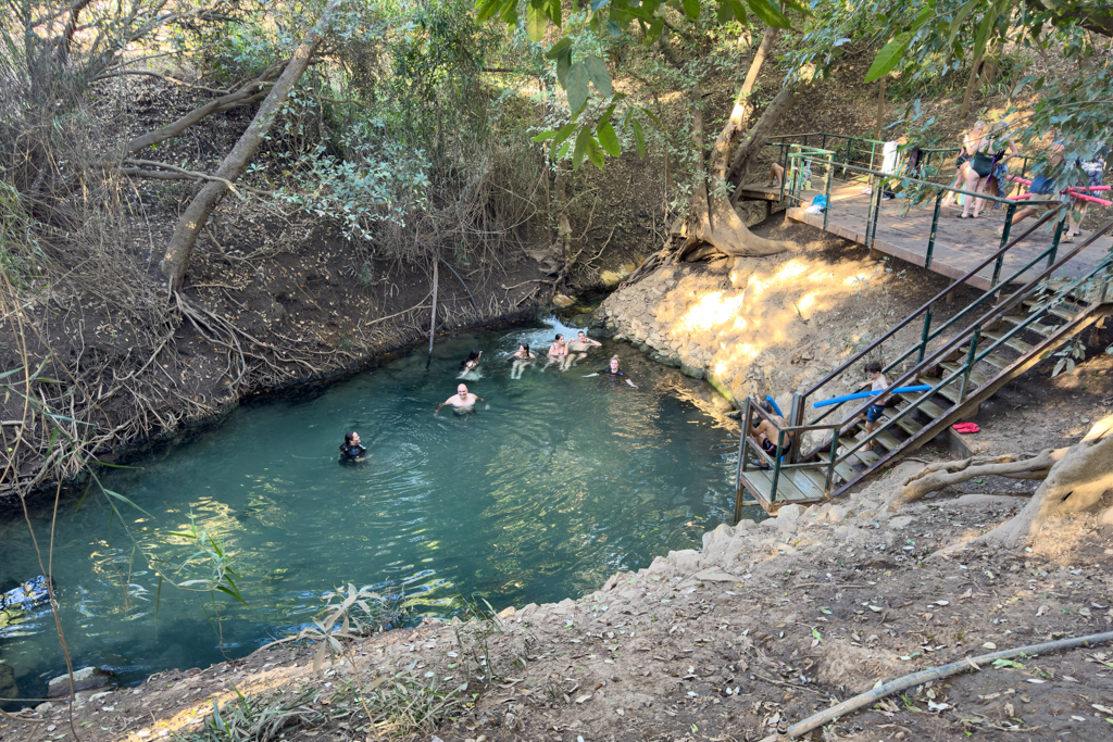 Der obere Pool der Hot Springs wo das Wasser noch am wärmsten ist. Alle tummeln sich an der Quelle