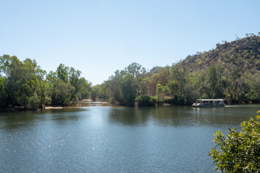 Leinen los, wir sind in der Katherine Gorg unterwegs. Ein anderes Touristenboot kommt gerade zurück