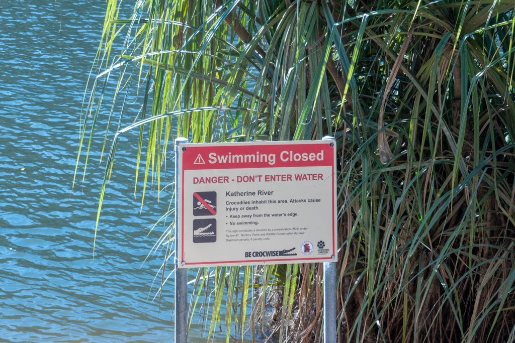 Achtung, hier leben auch ein paar Crocs im Fluss die auf Nahrung aus sind..
