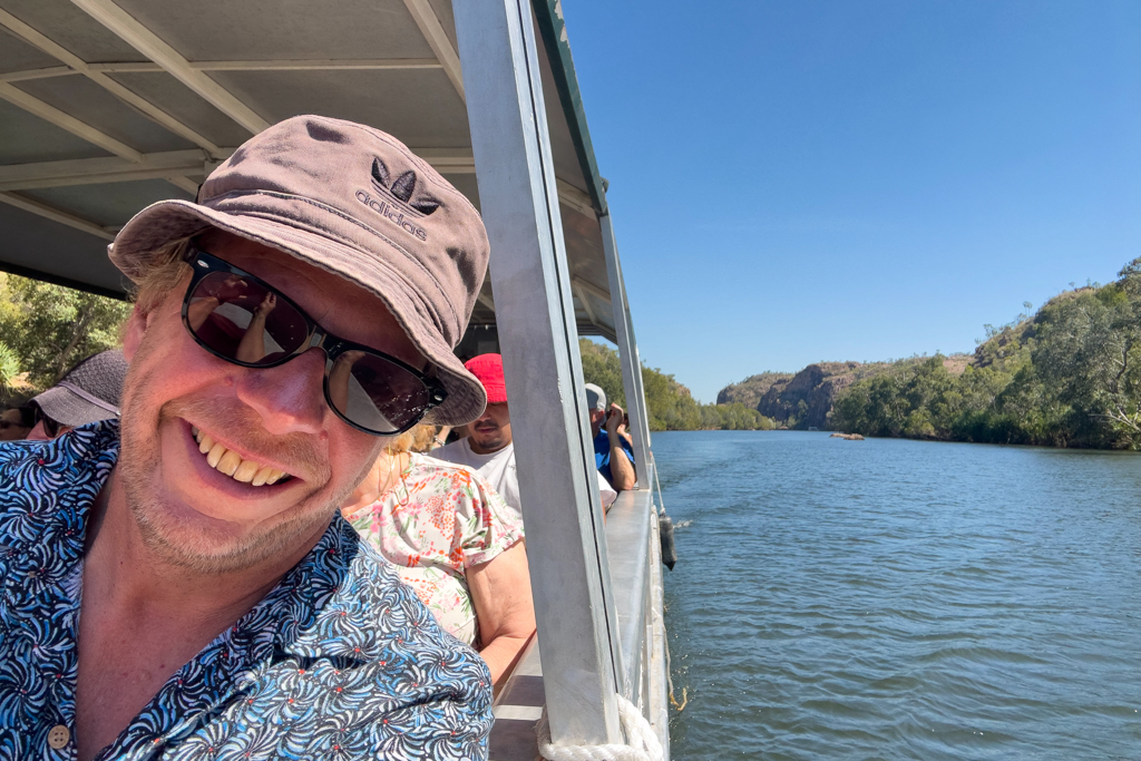 Der eine schaut nach Vorne, der andere nach hinten. Jo freut sich über diese eindrucksvolle Bootstour