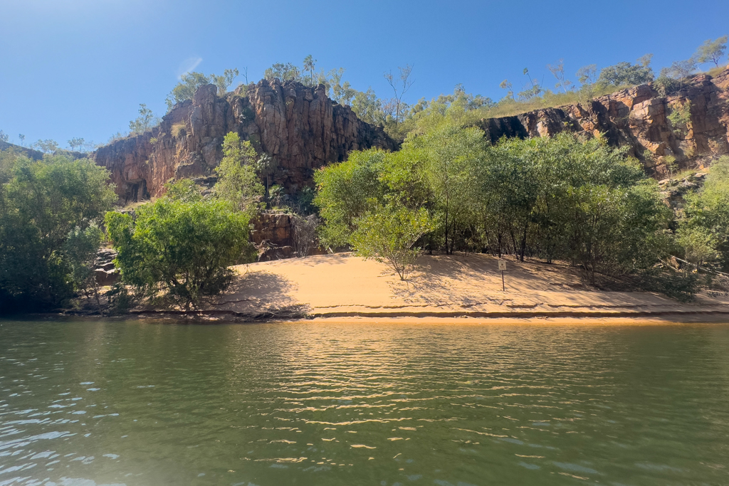 Eindrucksvolle Felswände und Natur in der Katherine Gorge. Vorne eine kleine Sandbank