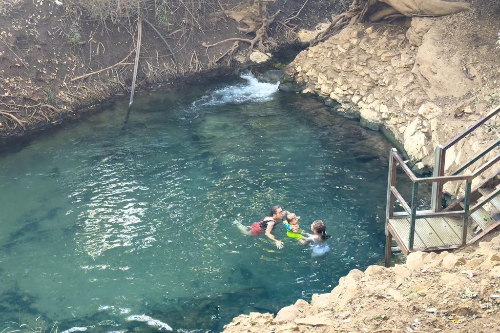Rechts sprudelt die Quelle in den oberen Pool der Hot Springs und links fliesst das warme Wasser weitert in den untern Pool