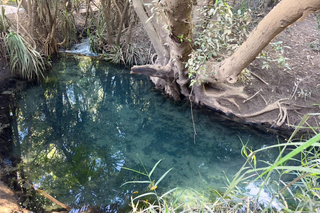 Hier fliesst das warme Wasser durch den Kanal in den unteren Pool
