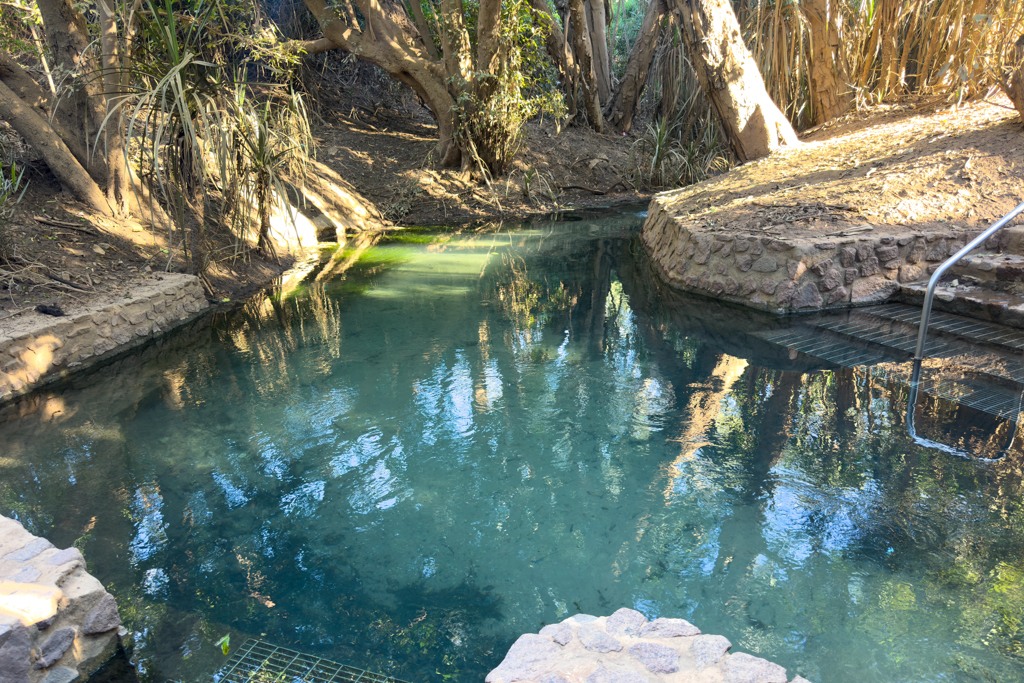Hier fliesst das warme Wasser durch den Kanal in den unteren Pool