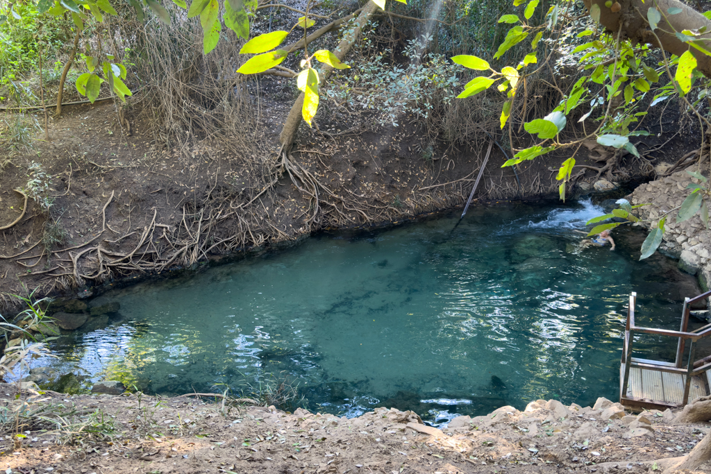 Rechts sprudelt die Quelle in den oberen Pool der Hot Springs und links fliesst das warme Wasser weitert in den untern Pool