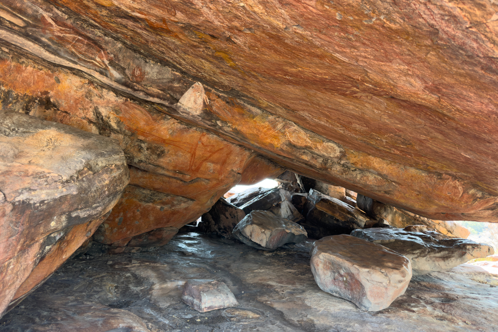 Auch auf dem Ubirr sind einige Felsmalereien zu sehen. Hier unter einem kleinen Felsüberhang