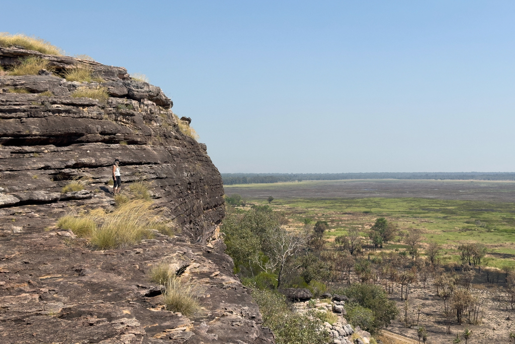 Ma posiert erfreut oben auf dem Ubirr. Unter ihr die unterschiedliche Landschaft