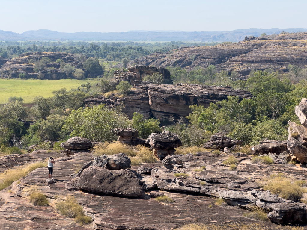 Blick vom Ubirr auf die Landschaft und die fotografierende Ma