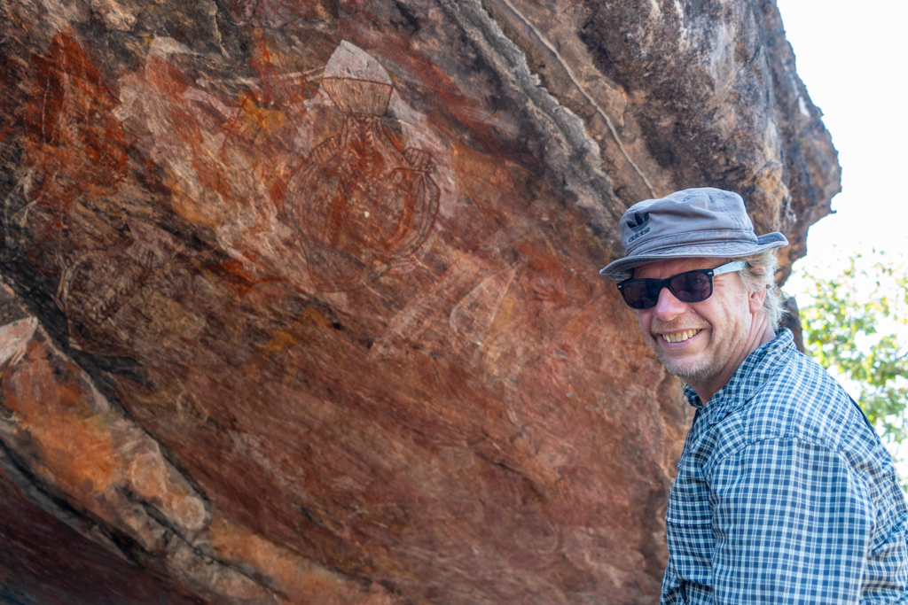 Jo vor einigen der Felsmalereien am Ubirr