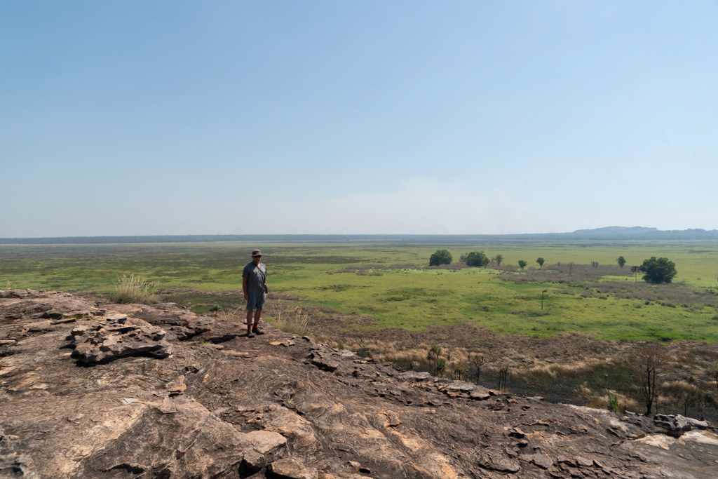 Jo am Rand des Ubirr und dahinter die weite Landschaft