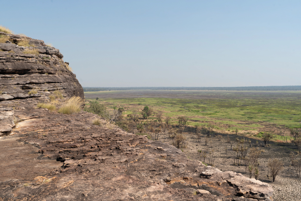 Oben auf dem Ubirr mit Blick auf die unterschiedliche Landschaft