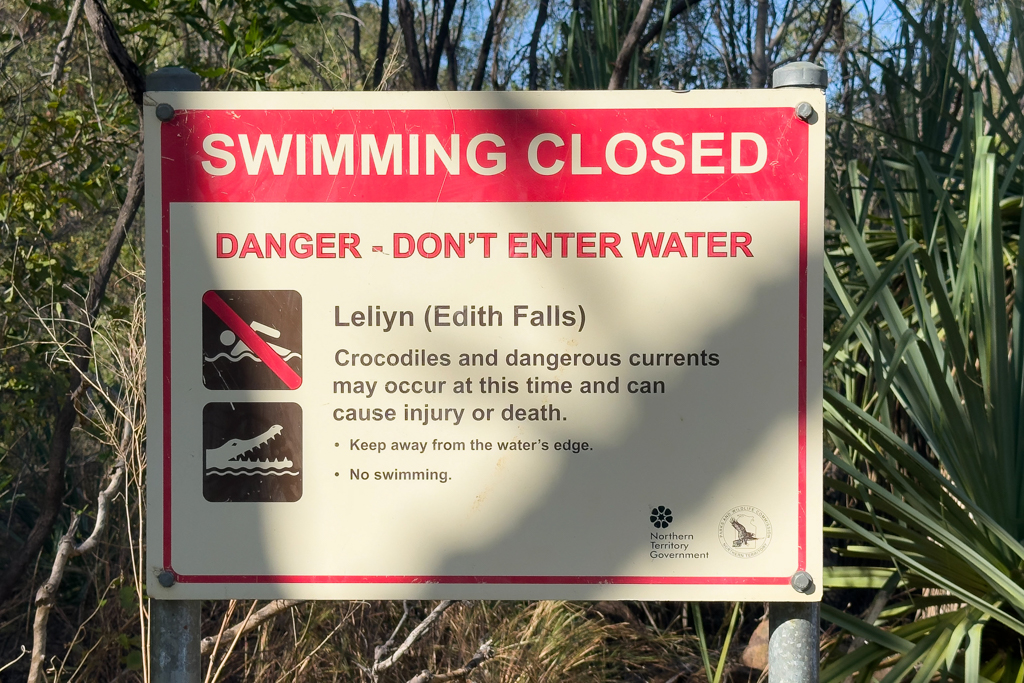 Kroki Warntafel bei den Edith Falls: "Schwimmbereich geschlossen"