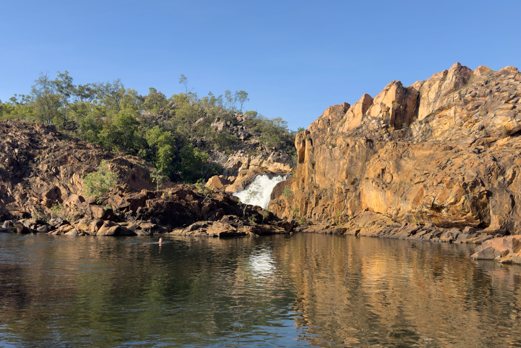 Jo schwimmt im Upper Pool der Edith Falls