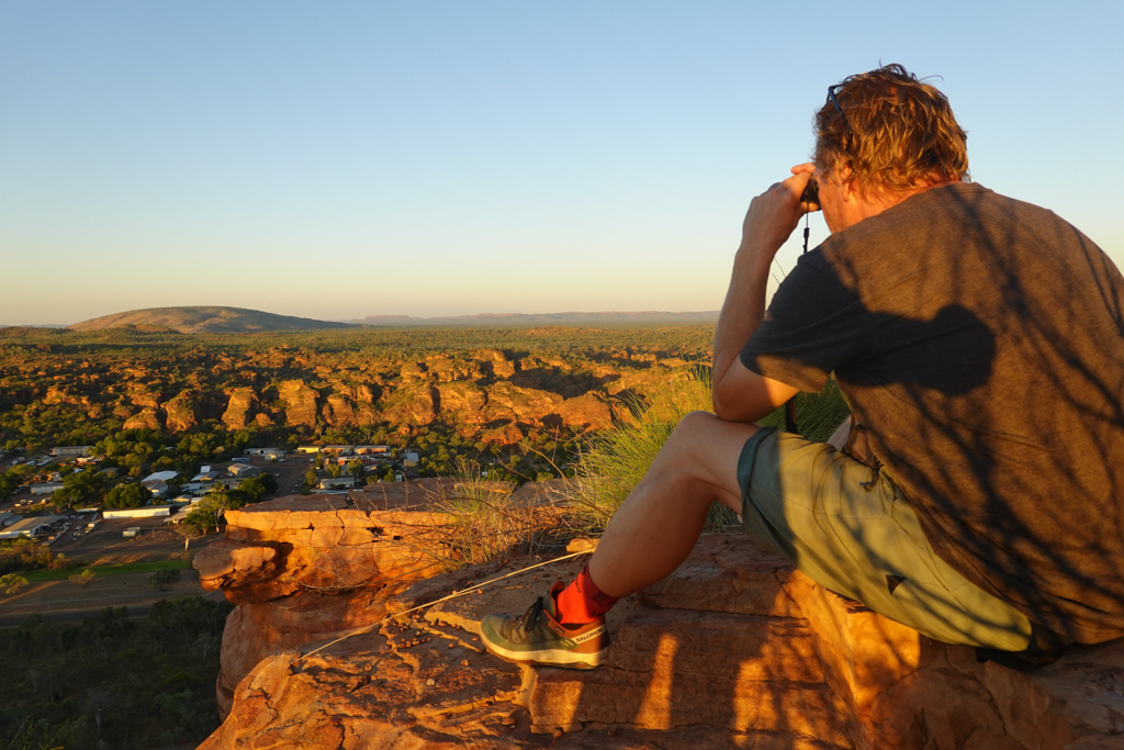 Auf dem Kelly's Knob: Jo schaut mit dem Fernglas auf die Mini Bungle Bungles und unseren Campground