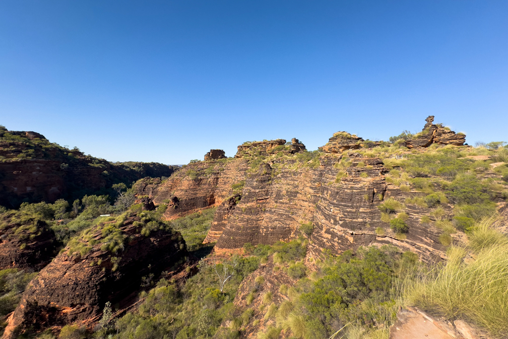 Von einem Aussichtspunkt schauen wir auf diese einmalige Steinlandschaft hinab