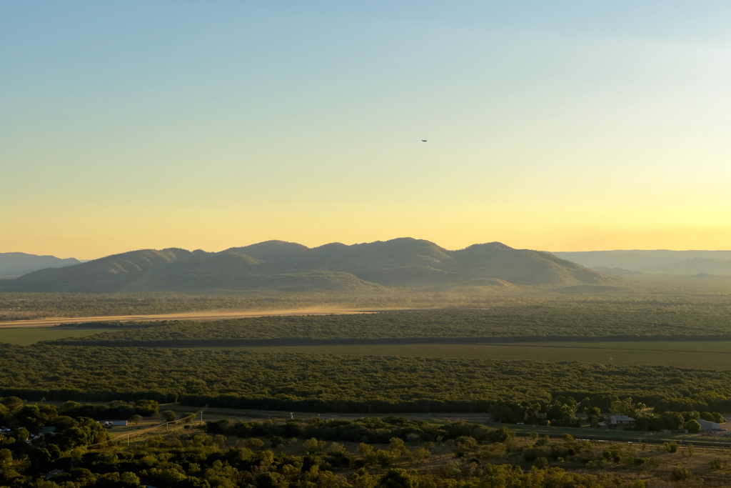 Orb River Valley und Hügelzug in Richtung der berühmten Gibb Road; ein Flugzeug startet gerade vom Kununurra Airport