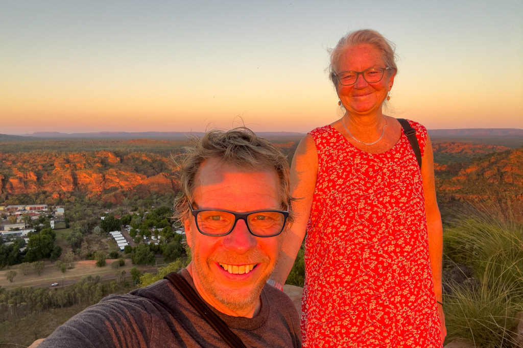 JoMa im Abendlicht auf dem Kelly's Knob Aussichtspunkt; dahinter die Landschaft der Mini Bungle Bungles