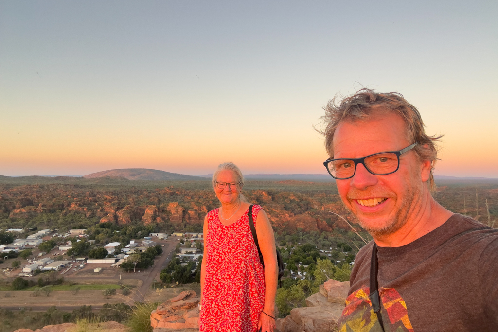 JoMa im Abendlicht auf dem Kelly's Knob Aussichtspunkt; dahinter die Landschaft der Mini Bungle Bungles