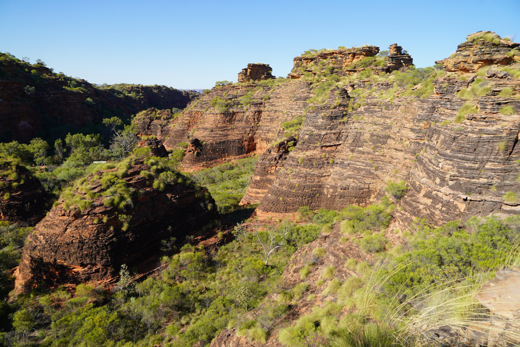 Von einem Aussichtspunkt schauen wir auf diese einmalige Steinlandschaft hinab