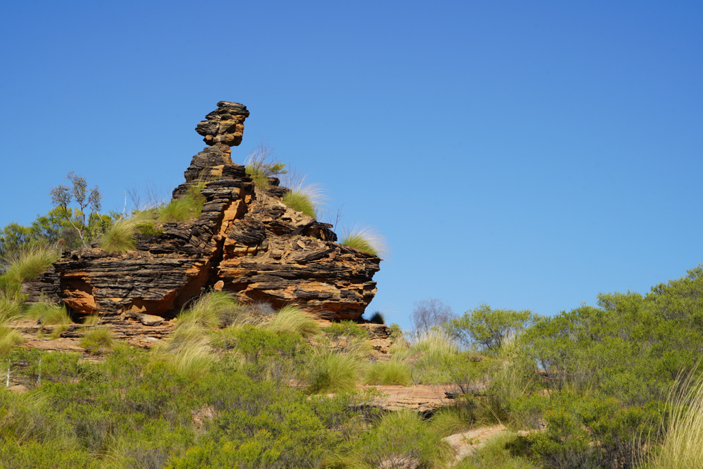 Nur noch ein schmales Stück Sandgestein stützt oben diesen Felsen