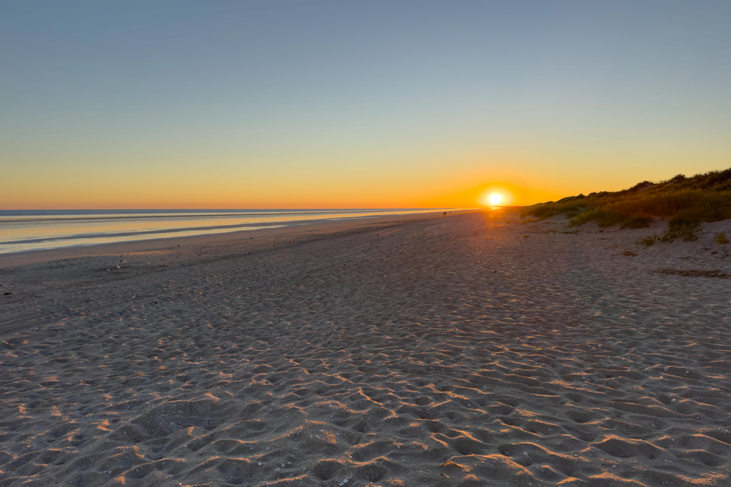 Die Sonne geht auf über der leeren Eighty Mile Beach