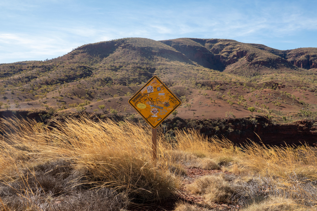 Nicht zu glauben: Auch hier in dieser leeren Landschaft prangt ein "Nett Hier" Kleberli am Schild