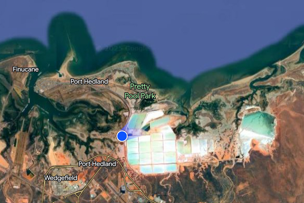 An Fläche sind die Salzwasserbecken fast genauso groß wie die gesamte Stadt Port Hedland. Rechts sind die abgesetzten Salzkegel zu erkennen